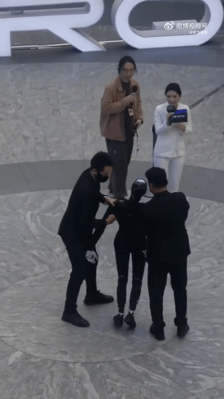 小鵬人形機械人首秀摔趴,要由工作人員抬走。 小鵬人形機械人首秀摔趴,要由工作人員抬走。