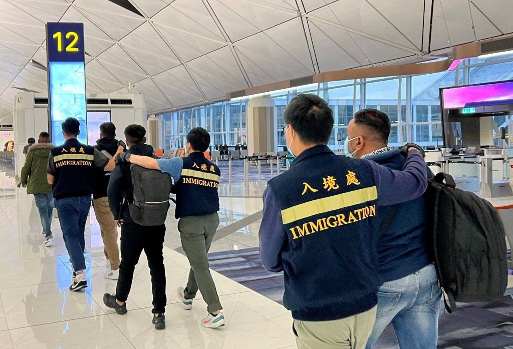 约8成非华裔非法入境者抵港后提出免遣返声请。