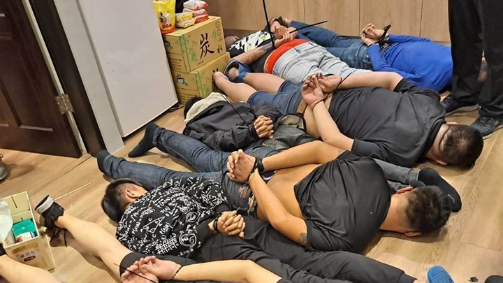 新北警方在桃園破獲多一個禁錮勒索據點，8人被捕。中時圖片