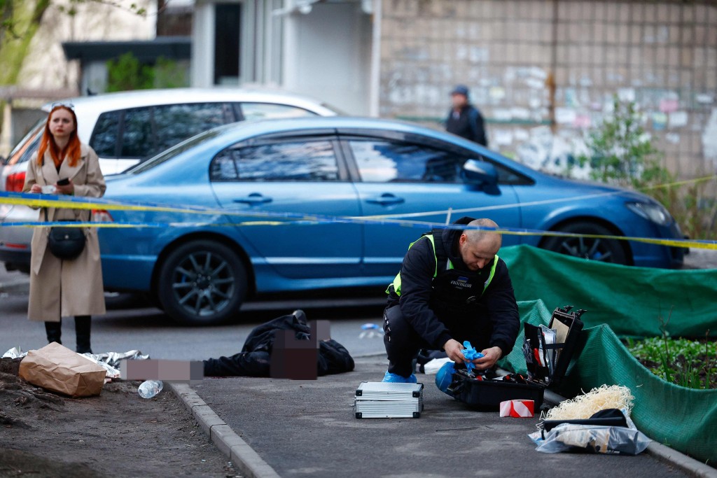 事件中有4人在街頭被殺，另1人在超市內遇害。路透社