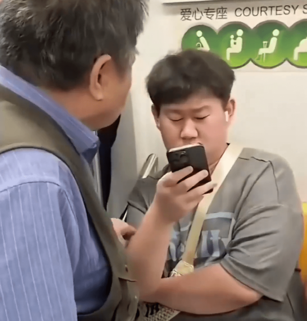 年輕人因坐在有「愛心專座」綠色標識的座位上,被老翁糾纏讓座。 年輕人因坐在有「愛心專座」綠色標識的座位上,被老翁糾纏讓座。