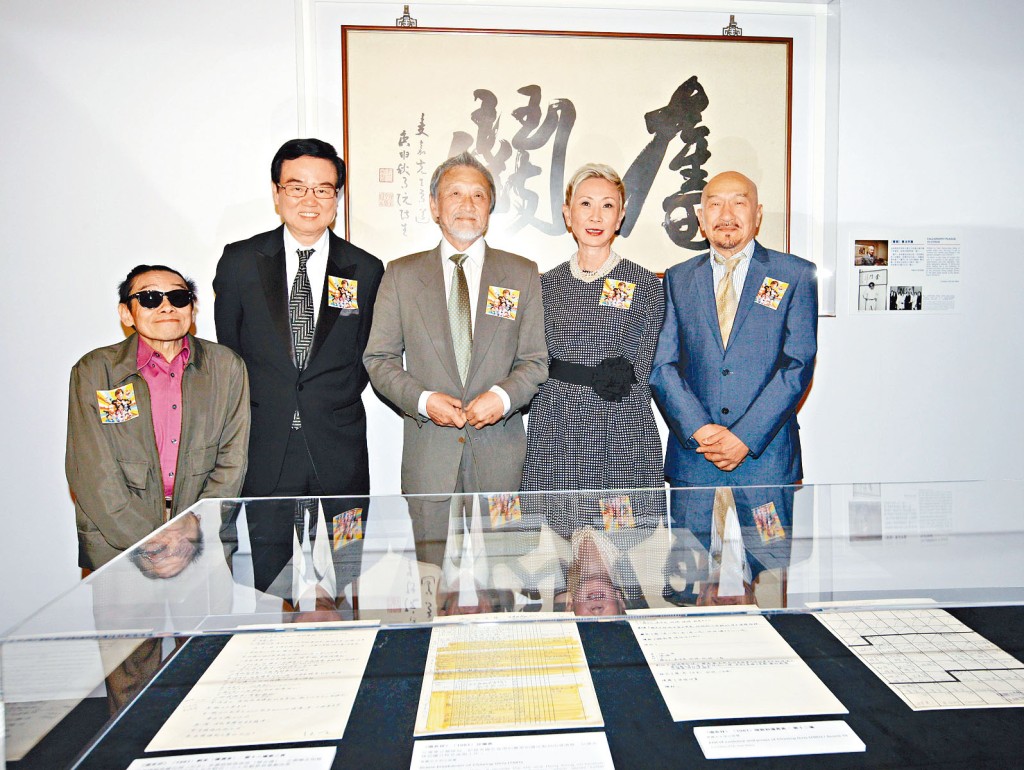 新艺城创作主脑（右起）麦嘉、施南生、石天、黄百鸣和泰迪罗宾，于当年的「奋斗牌匾」前合照。
