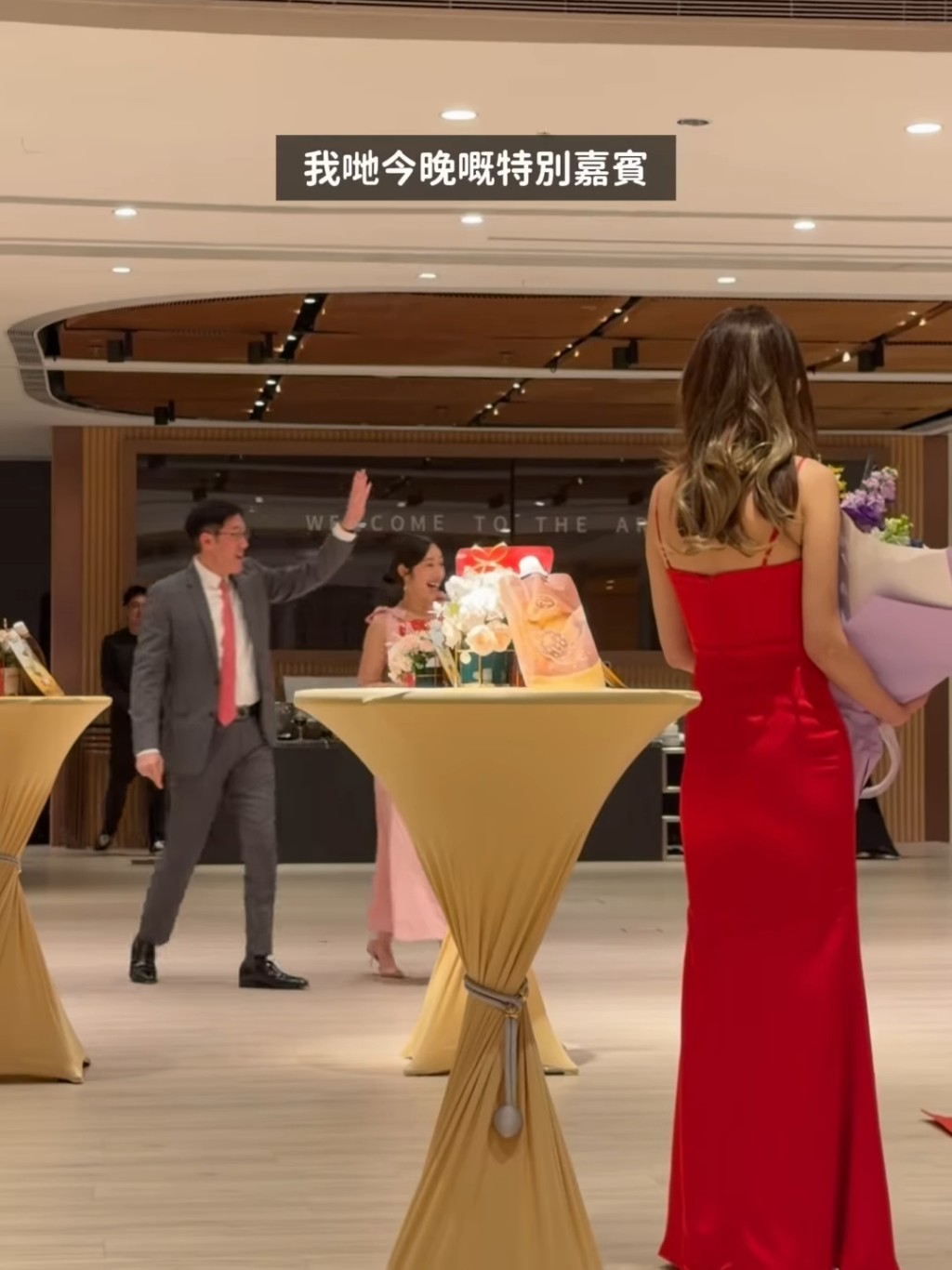 五索早前在IG分享公司春茗影片，見到馬清鏗揮手現身。