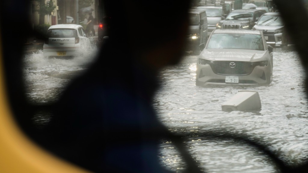 东京特大暴雨引发水浸。 美联社 东京特大暴雨引发水浸。 美联社