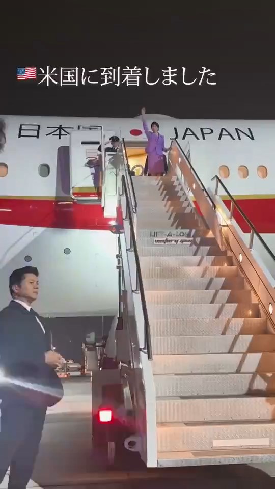 高市步出機艙後舉手揮致意並躬身招呼,惟停機坪現場極為冷清。日本首相官邸 高市步出機艙後舉手揮致意並躬身招呼,惟停機坪現場極為冷清。日本首相官邸