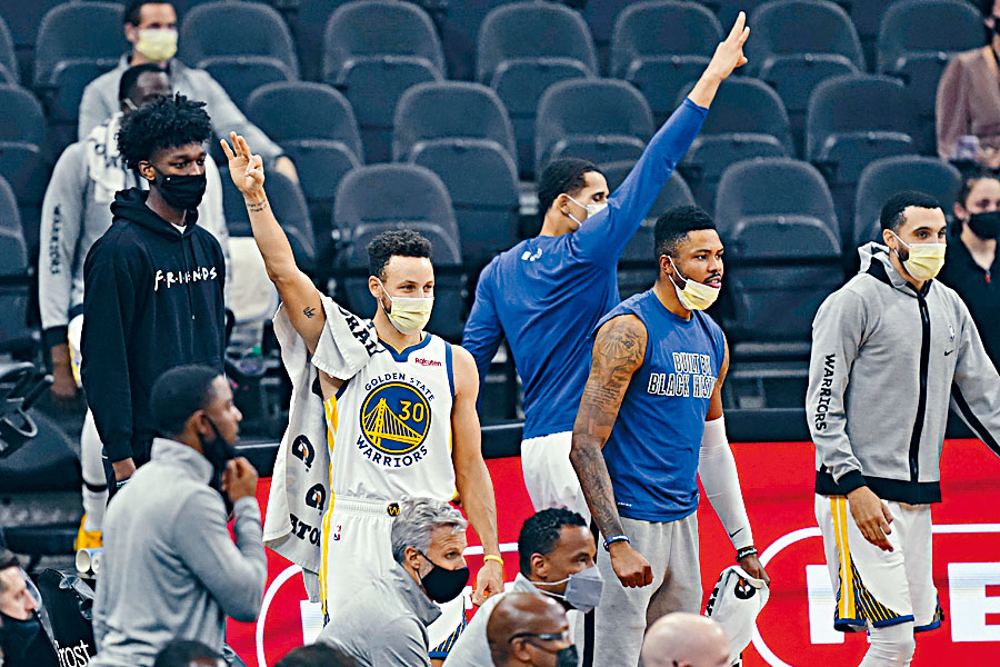 居利（左）四场作客之旅平均入三十七点三分，力证射神回归。