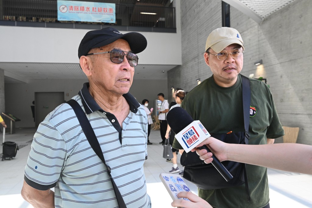 市民邵先生(左)與兒子Joe今日買了點心與檸檬茶前來拜祭先人。 市民邵先生(左)與兒子Joe今日買了點心與檸檬茶前來拜祭先人。