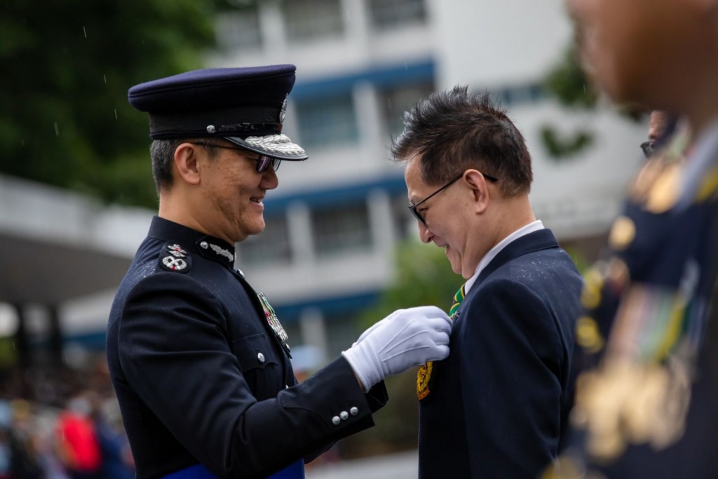 蕭澤頤以檢閱官身份主持香港交通安全隊60周年大會操。