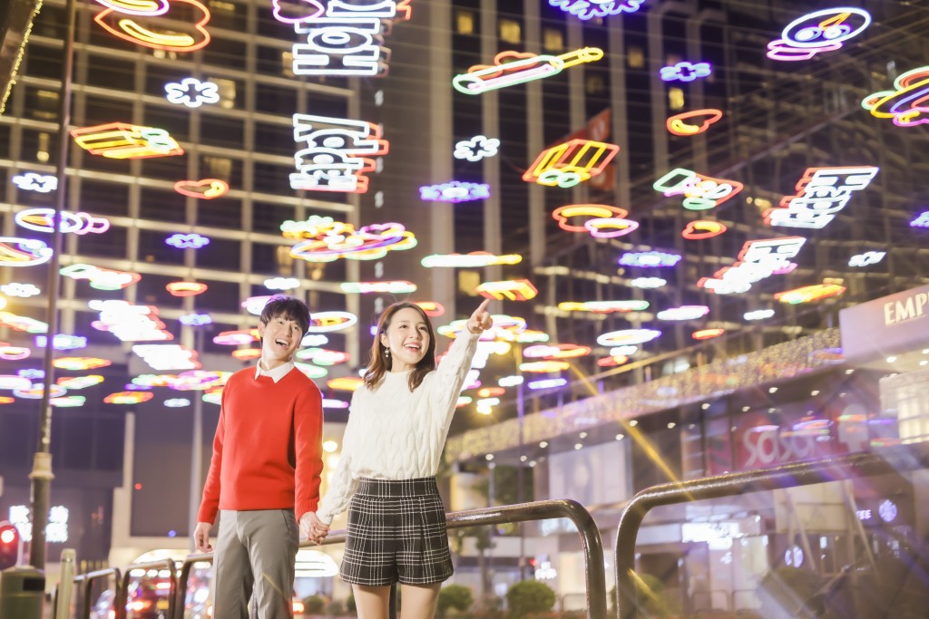 么地里的灯海加上浪漫灯饰图案,情侣打卡首选。 么地里的灯海加上浪漫灯饰图案,情侣打卡首选。