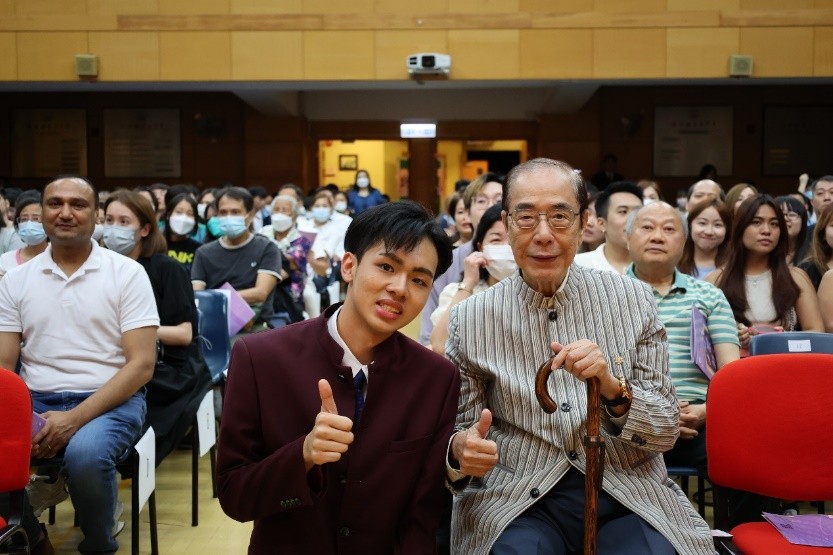《我們都是在香島長大的》音樂劇的角色原型 — 校董楊孫西博士特別抽空出席為學生加油打氣，又跟飾演自己的學生合照。