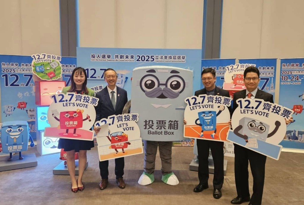 署理房屋局局長戴尚誠與大家一起宣傳選舉。何永賢FB圖片 署理房屋局局長戴尚誠與大家一起宣傳選舉。何永賢FB圖片
