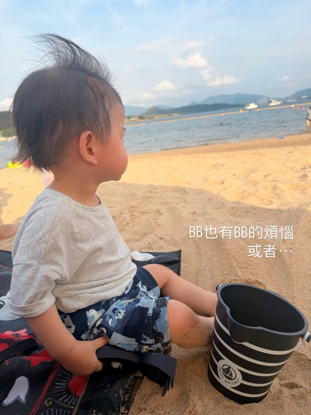 黃翠如帶兒子「蕭哈哈」到海邊玩沙。 黃翠如帶兒子「蕭哈哈」到海邊玩沙。