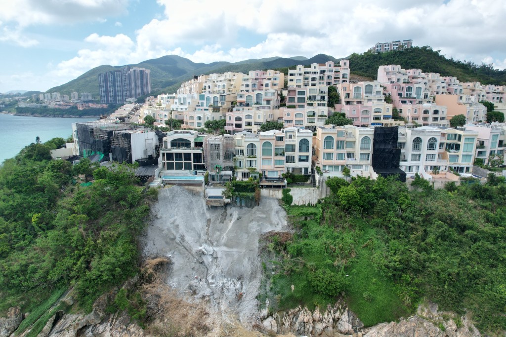 三幢紅山半島獨立屋業主由於進行僭建工程，違反《建築物條例》。