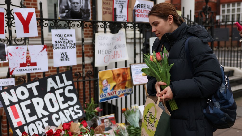 民众在俄罗斯驻伦敦大使馆外献花悼念纳瓦尔尼。 路透社