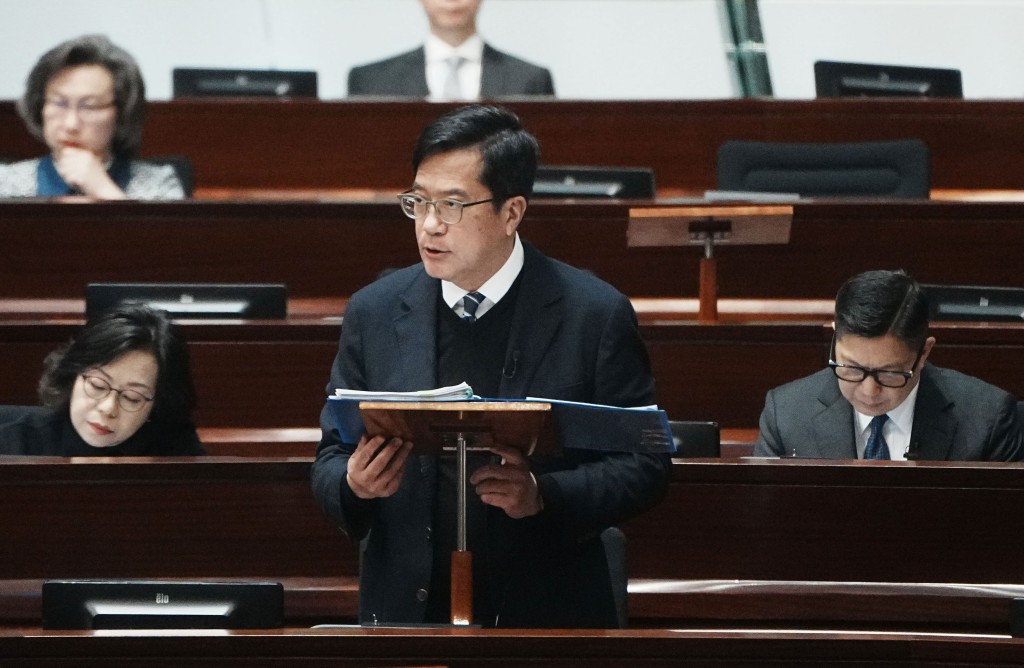 黄伟纶表示，处理所有单位业权需时，原址重建挑战相当大。