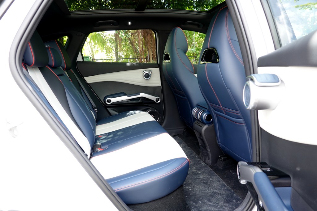 ●車廂以音樂結他為主題，中央12.8吋觸控屏幕可電動旋轉至直立位置。後排平地台空間寬敞，玻璃頂加強開揚感。