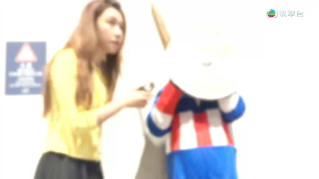 男子在被節目組追訪時顯得十分慌張。