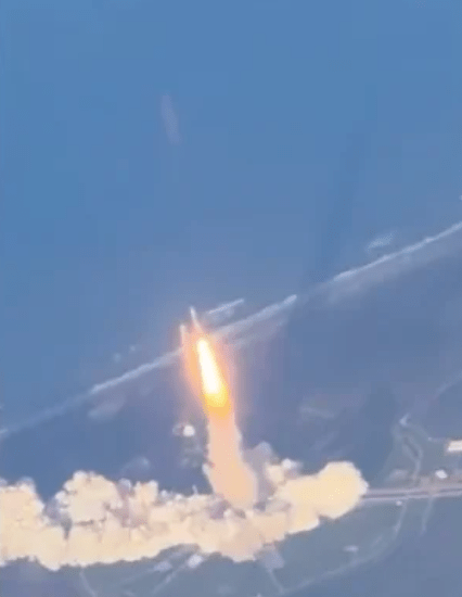 画面中，太空船仿佛近在咫尺，与平时NASA的地面直播相比，观感更为震撼。社交平台X图片