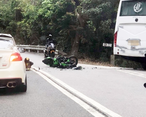 電單車撞上旅巴。突發事故報料區網民Michael Ming圖片