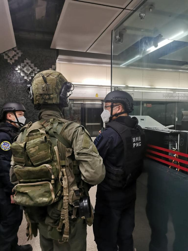 演習模擬有恐怖份子於港鐵鑽石山站內發動恐怖襲擊及挾持人質。(警方圖片)