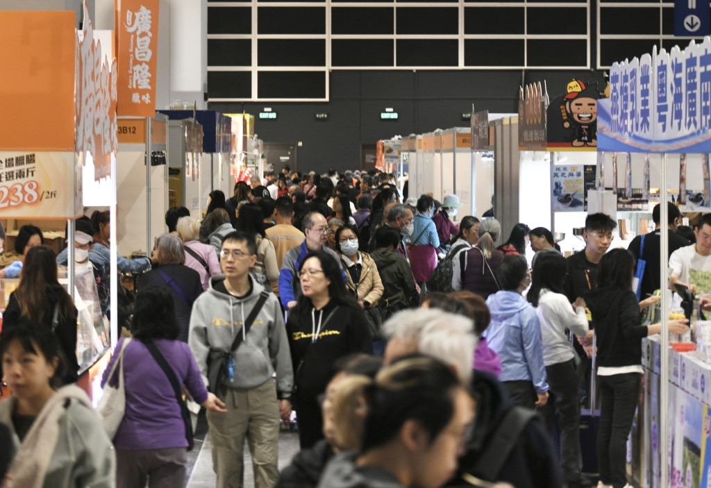 不少人提前到場排隊，並帶備購物車掃貨。