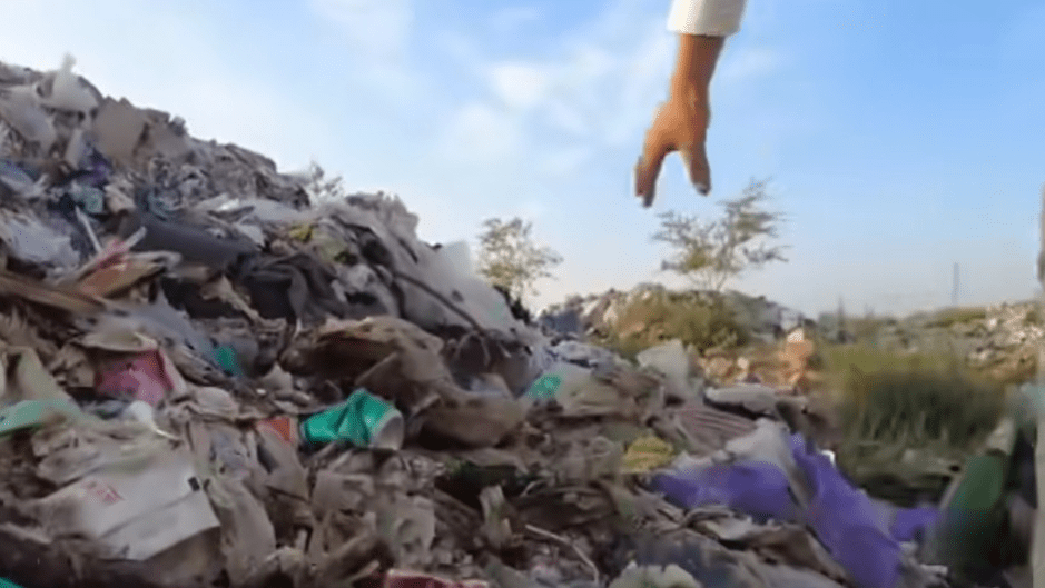 垃圾堆涉及建筑垃圾非法倾倒。
