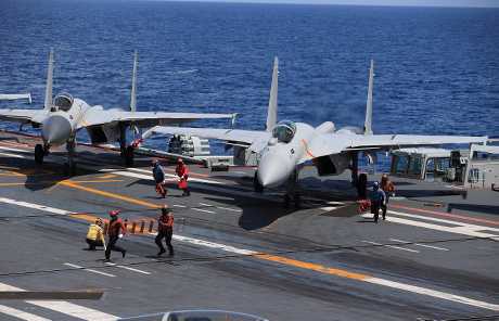 山東艦組織艦載戰鬥機起飛。新華社圖片