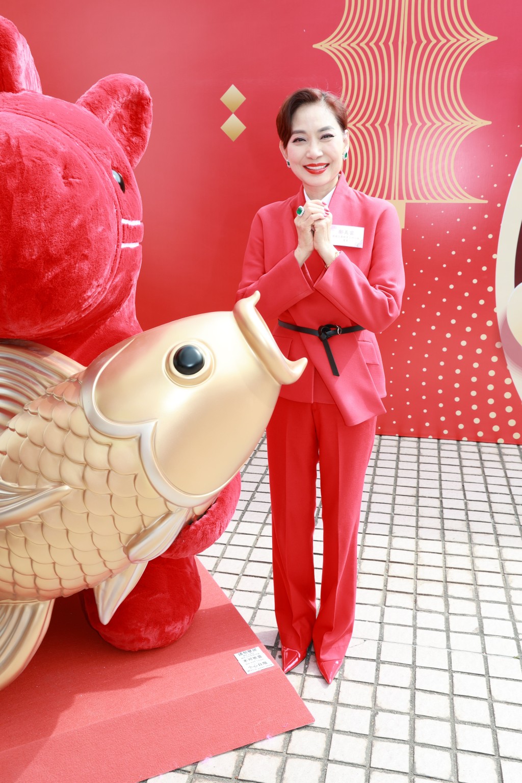 同場鄺美雲紅噹噹應節。