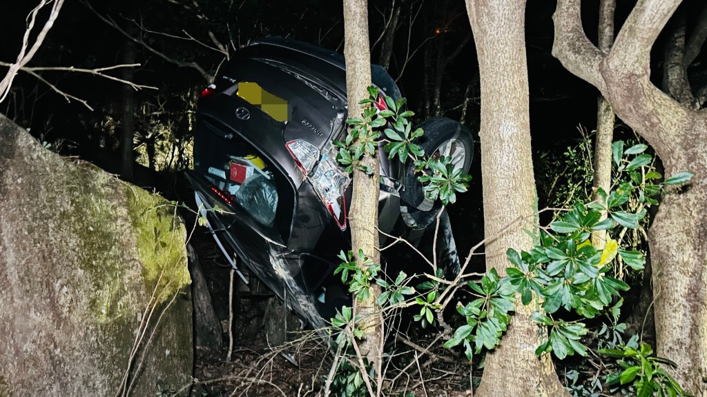 私家車四輪朝天。蔡楚輝攝