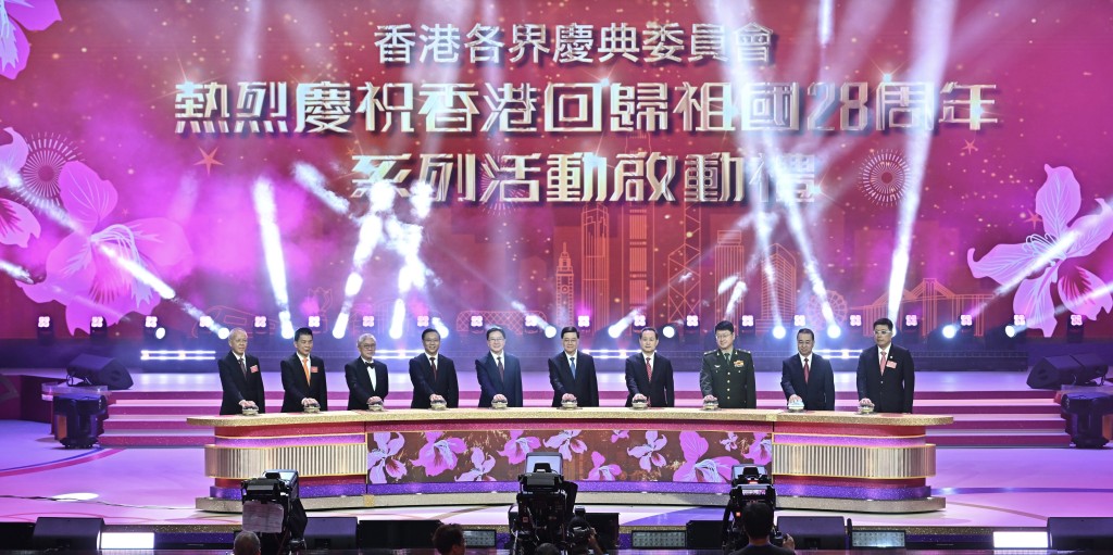 李家超今晚出席「星耀紫荊慶回歸」紅館晚會。 李家超今晚出席「星耀紫荊慶回歸」紅館晚會。