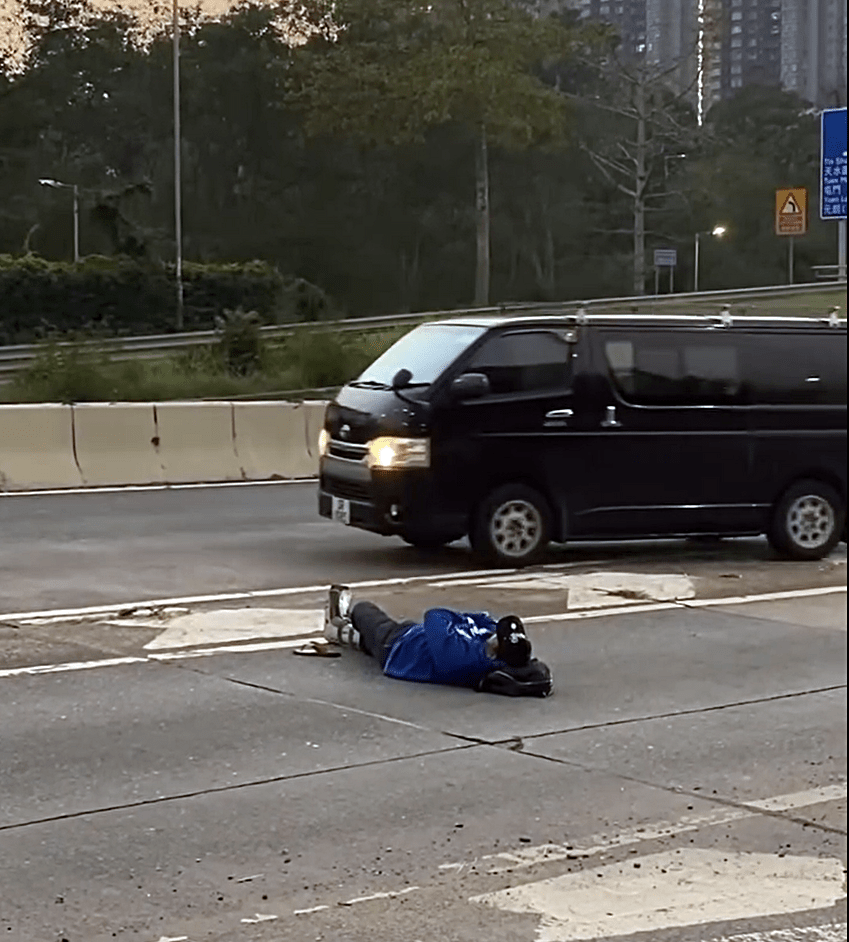 男子躺卧在青山公路上。fb：車cam L（香港群組）