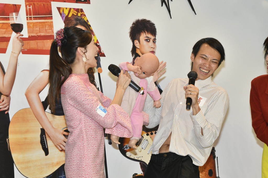 吳業坤笑稱想扮吳若希抱在胸前的嬰兒，令吳若希大發雷霆。
