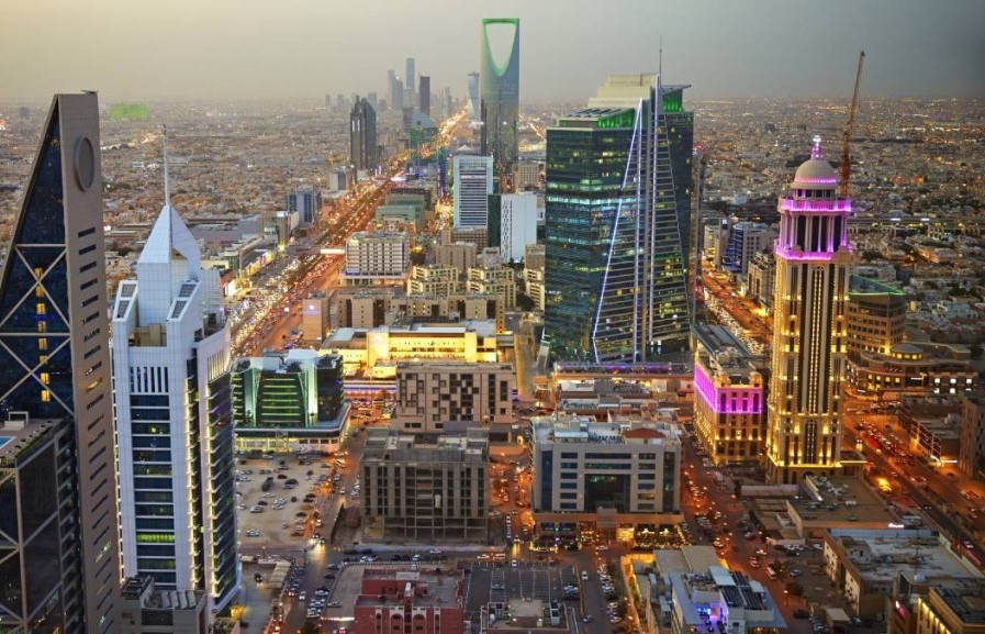 他指主要目標市場為東盟及中東地區，涉足行業將視乎當地需求，包括高增值產業、創科、人工智能及金融等。