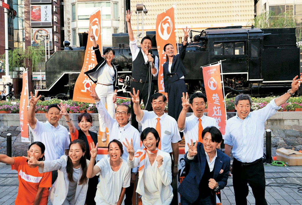 提倡「日本人優先」的極右翼參政黨,在參議院改選斬獲14個席位,黨首神谷宗幣(後排中)昨日與當選黨友拍大合照。
