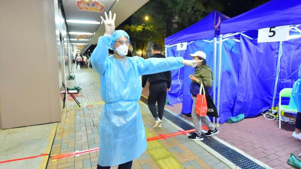 房署總動員助各區屋邨圍封檢測。  房委會 - 公屋人情風貌 FB圖