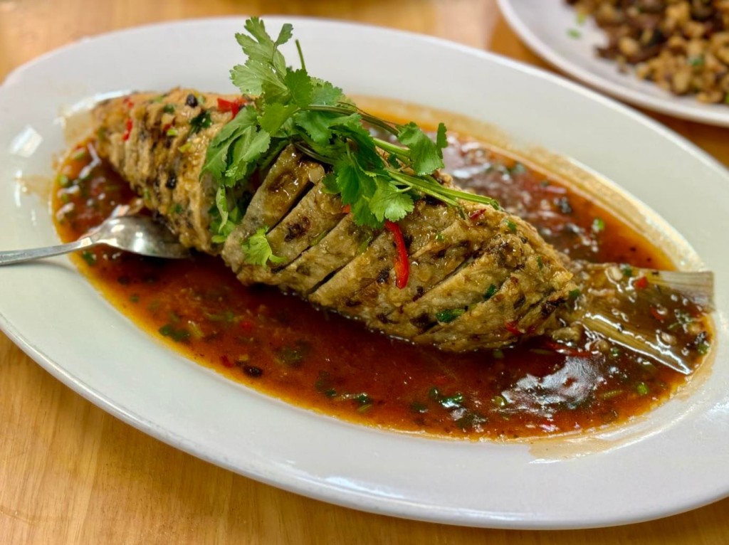 方健仪与家人团年饭的菜式包括顺德煎酿鲮鱼。