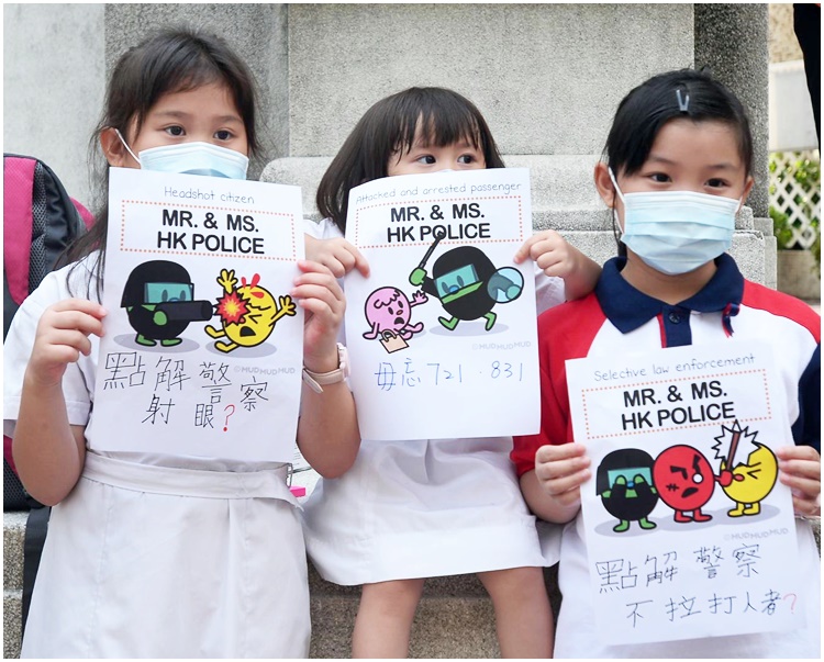 有年幼學生手持卡通標語。