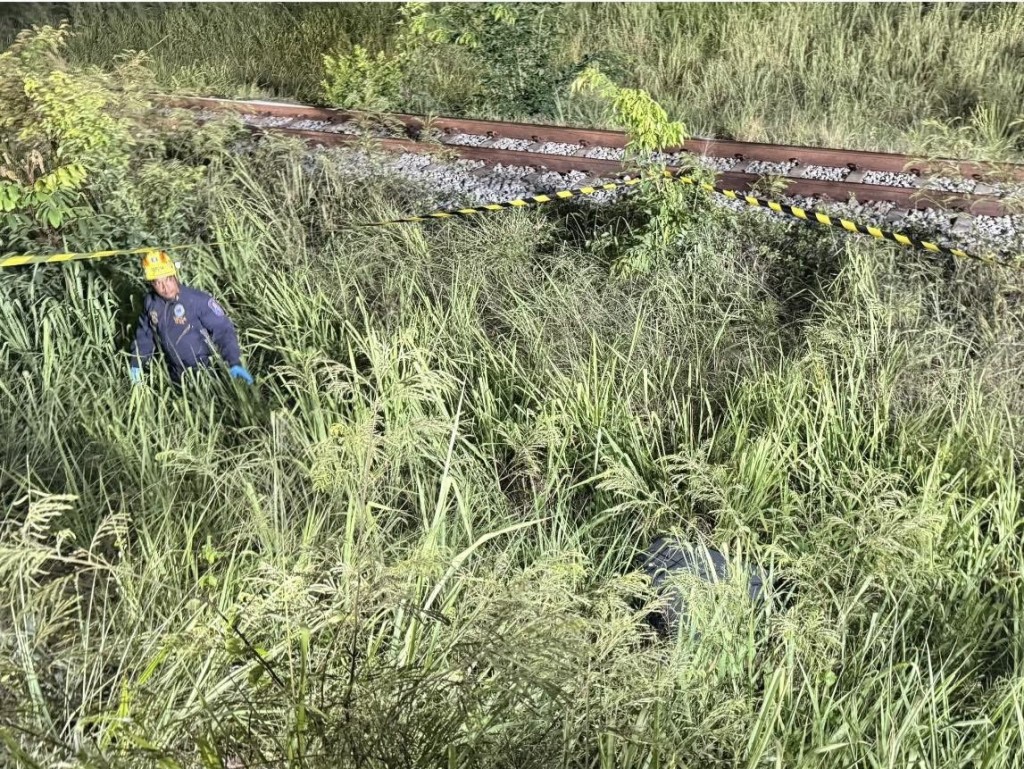 藏尸行李箱在一处铁路旁树丛中被发现。 fb / Pattaya Rescue