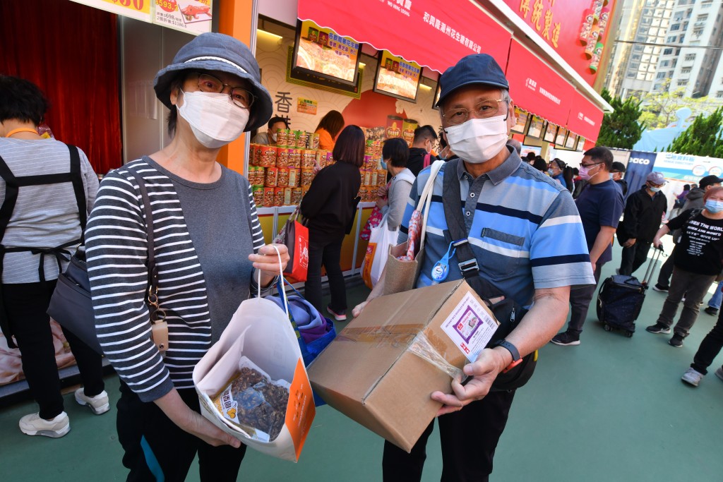 陳太對工展會可試食感到開心。盧江球攝