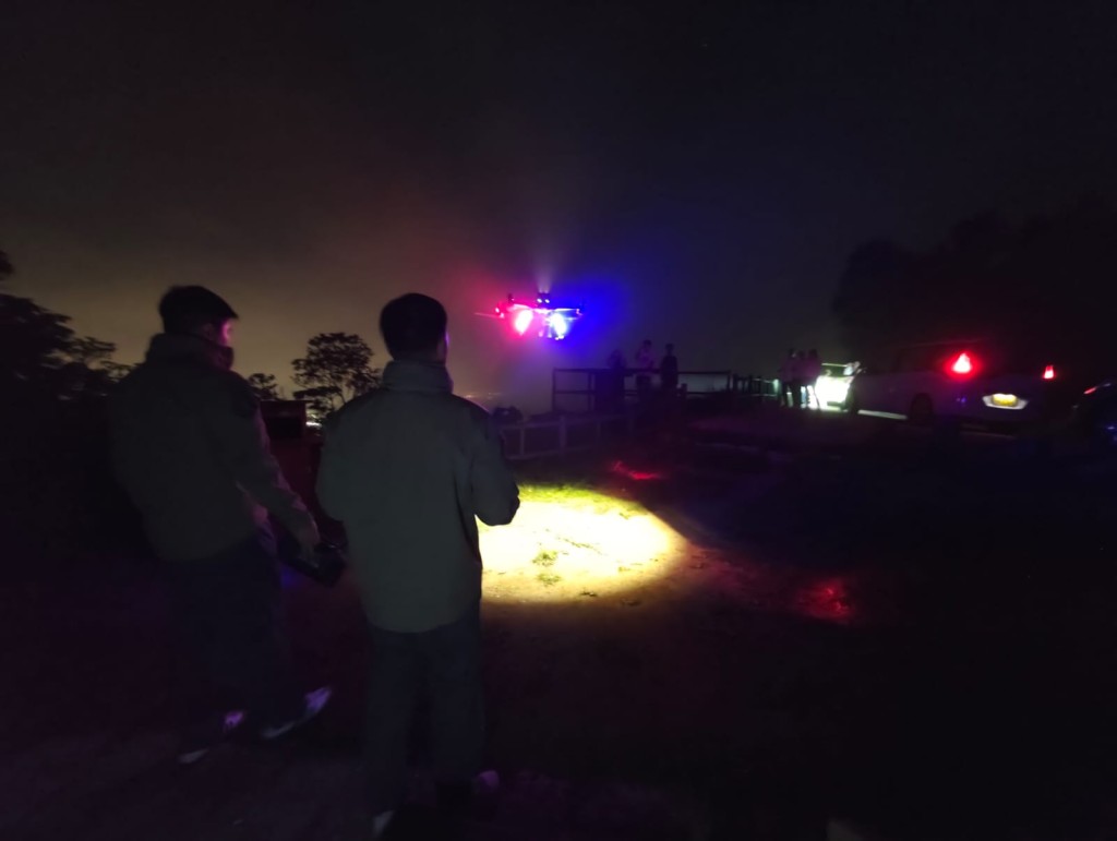 警方在通往飛鵝山的沿途路段設置路障檢查車輛,並針對該處高風險地點加強巡邏。 警方在通往飛鵝山的沿途路段設置路障檢查車輛,並針對該處高風險地點加強巡邏。