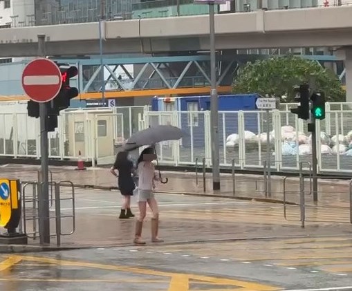 韋帕颱風|觀塘短褲女10號風球擔遮過馬路人都吹歪 雨傘險變降落傘結局超慘 韋帕颱風|觀塘短褲女10號風球擔遮過馬路人都吹歪 雨傘險變降落傘結局超慘