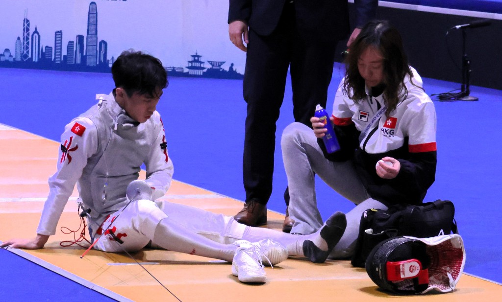 李逸朗（左）一度勇战受伤，需要暂停比赛接受治疗。（陆永鸿摄） 