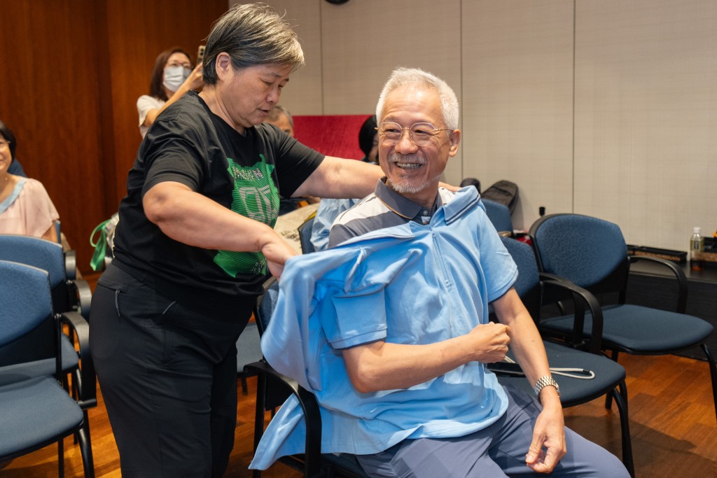 工作坊安排參加者從穿衣了解長者實際的生活需要。