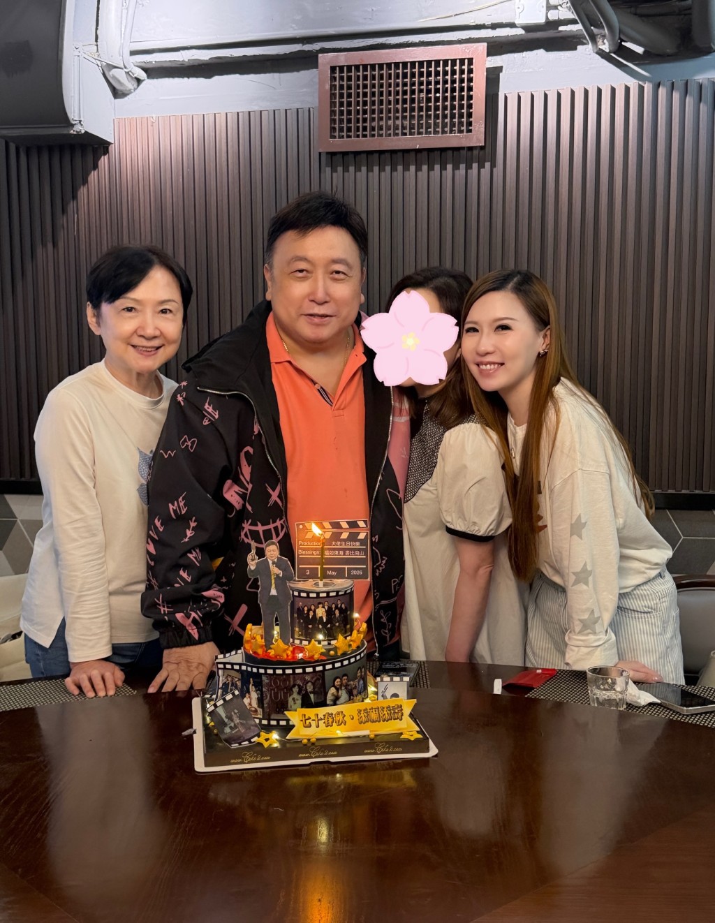 王海榛分享一張溫馨家庭照，賀爸爸王晶迎來71歲生日，曝光了媽媽（左一）近況。