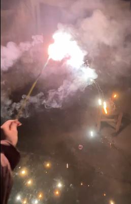 内地民众趁新春燃放烟花庆祝，令地面积聚浓烟。微博
