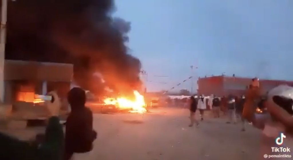 印尼PT GNI 冶炼厂暴乱，工厂到处起火。 网上影片截图