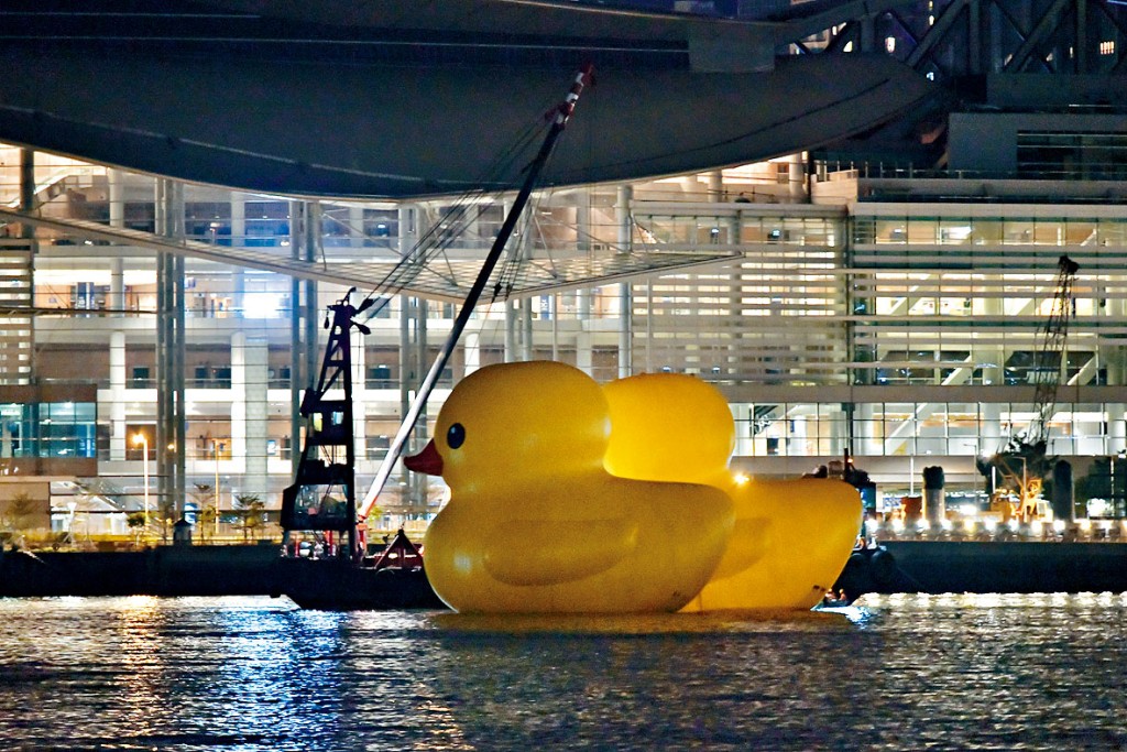 黄色橡皮鸭充气约一小时后，胀卜卜驾临维港海面。