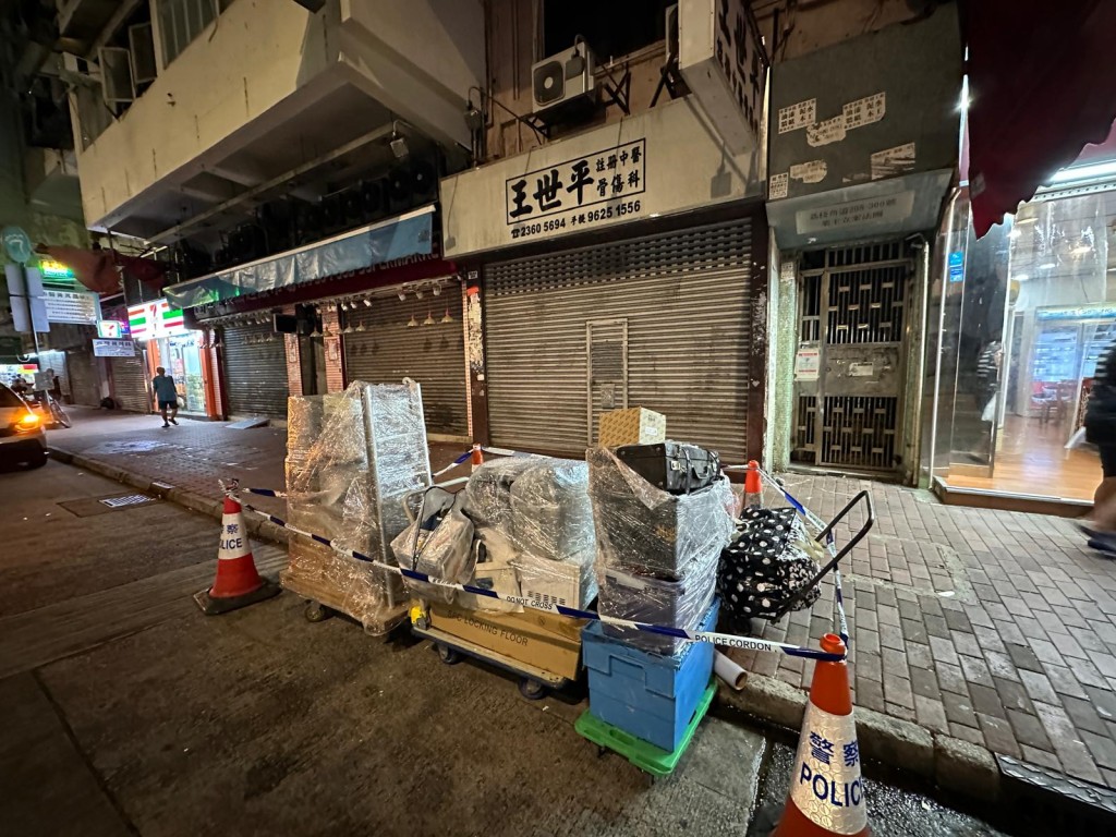 警員圍封一批雜物調查。