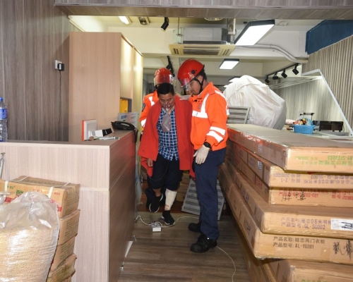 店東腳受傷送院。
