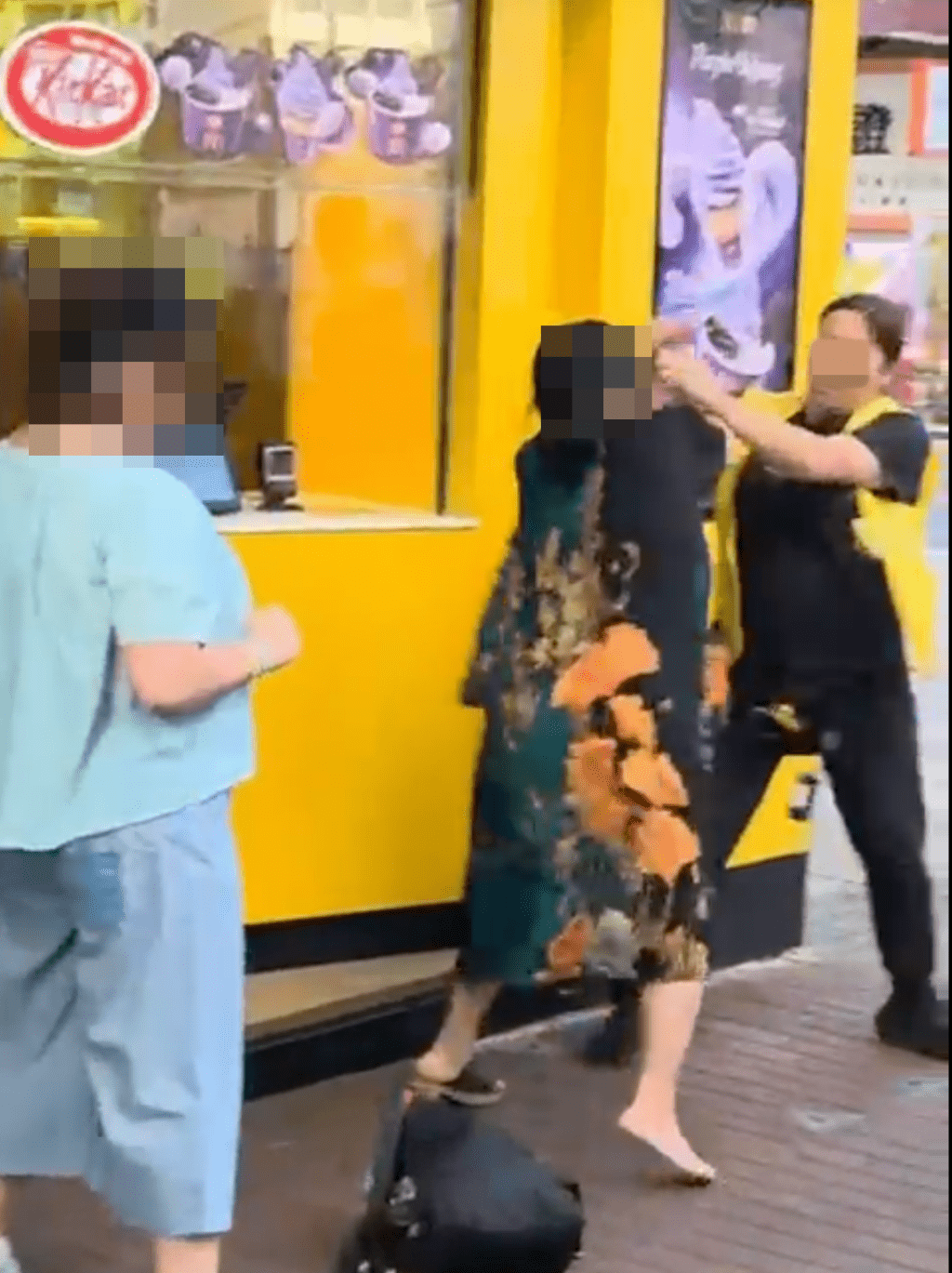 兩人在街頭大打出手。Threads@okkelvin 影片截圖 兩人在街頭大打出手。Threads@okkelvin 影片截圖